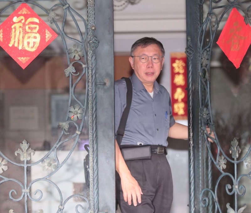 民眾黨主席柯文哲16日早上七點多出門并回應政治獻金案疑云。