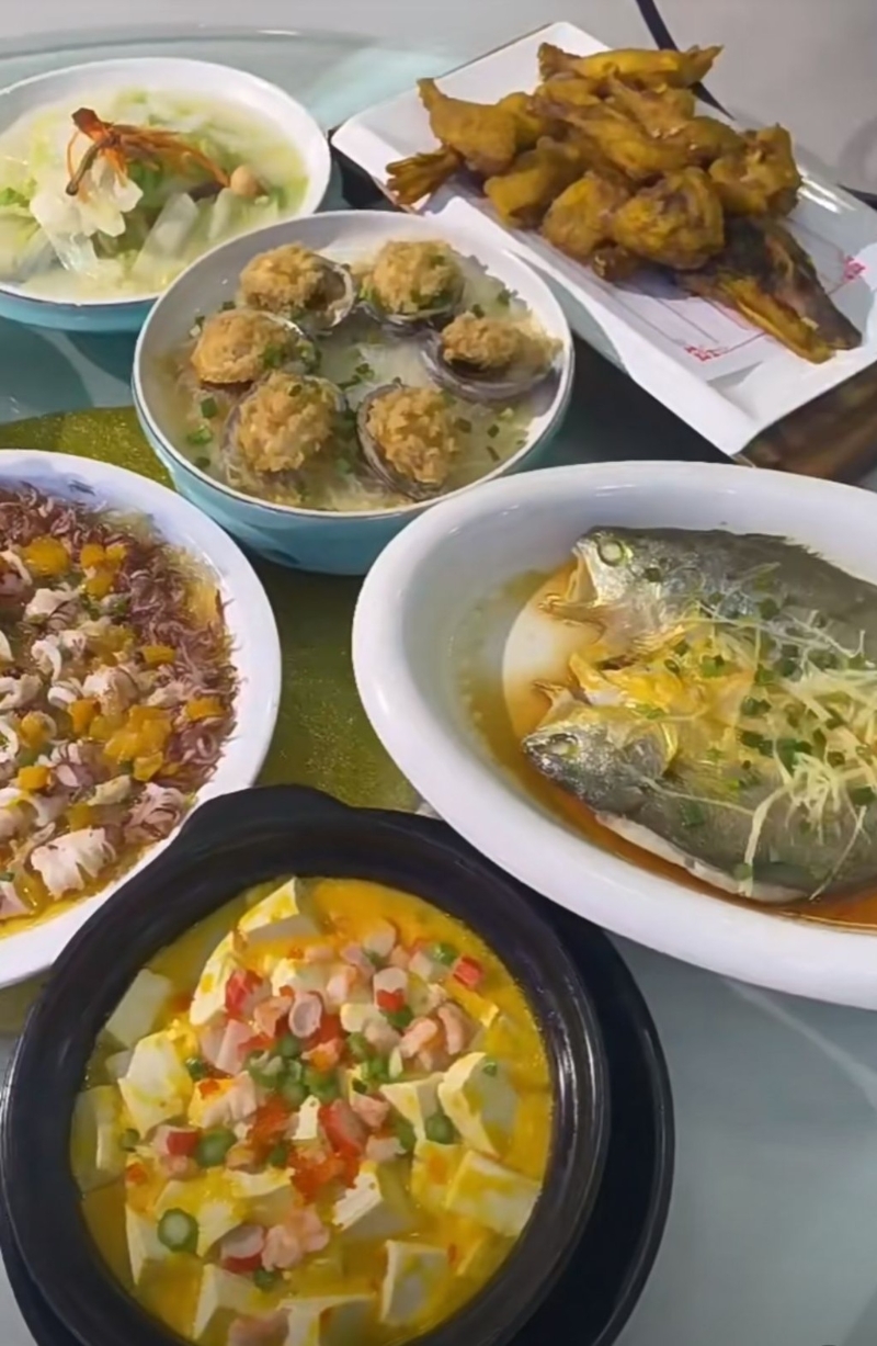 湛江特色美食2024｜4. 家園酒樓．何記安鋪雞 鮑魚海鮮套餐六位用￥278，包括湛江多款地道美食。（圖片來源：小紅書＠家園酒樓）