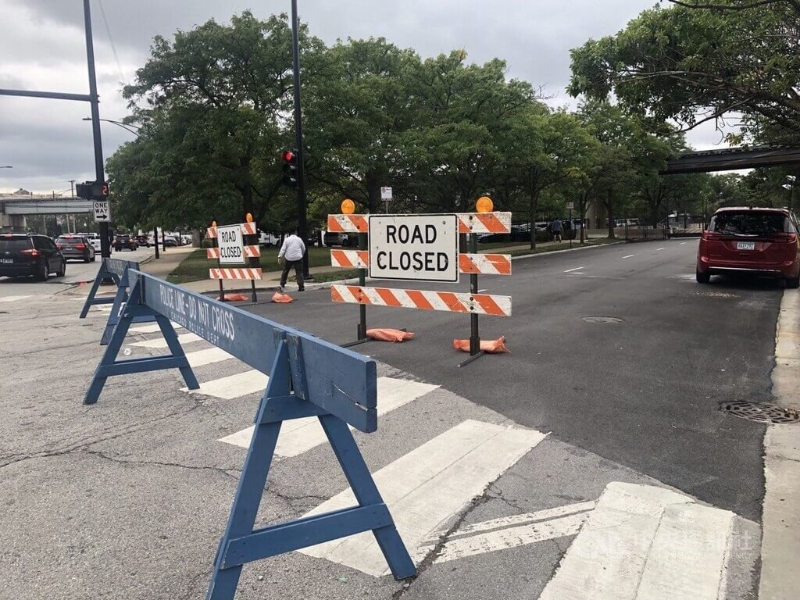 民主黨全代會主會場聯合中心周圍大范圍封路，距離2至3個路口外豎立安全圍籬。 中央社