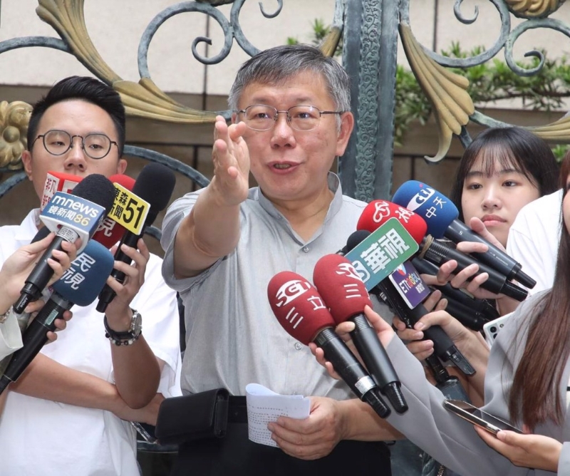 民眾黨主席柯文哲18日外出時，回應媒體提問。 中時資料照