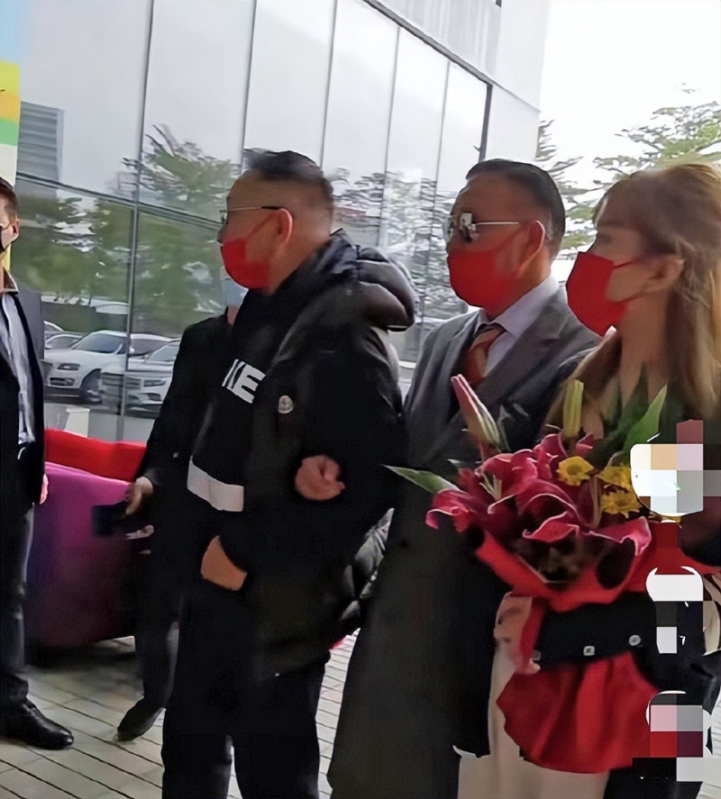 萬梓良站不穩 萬梓良站不穩