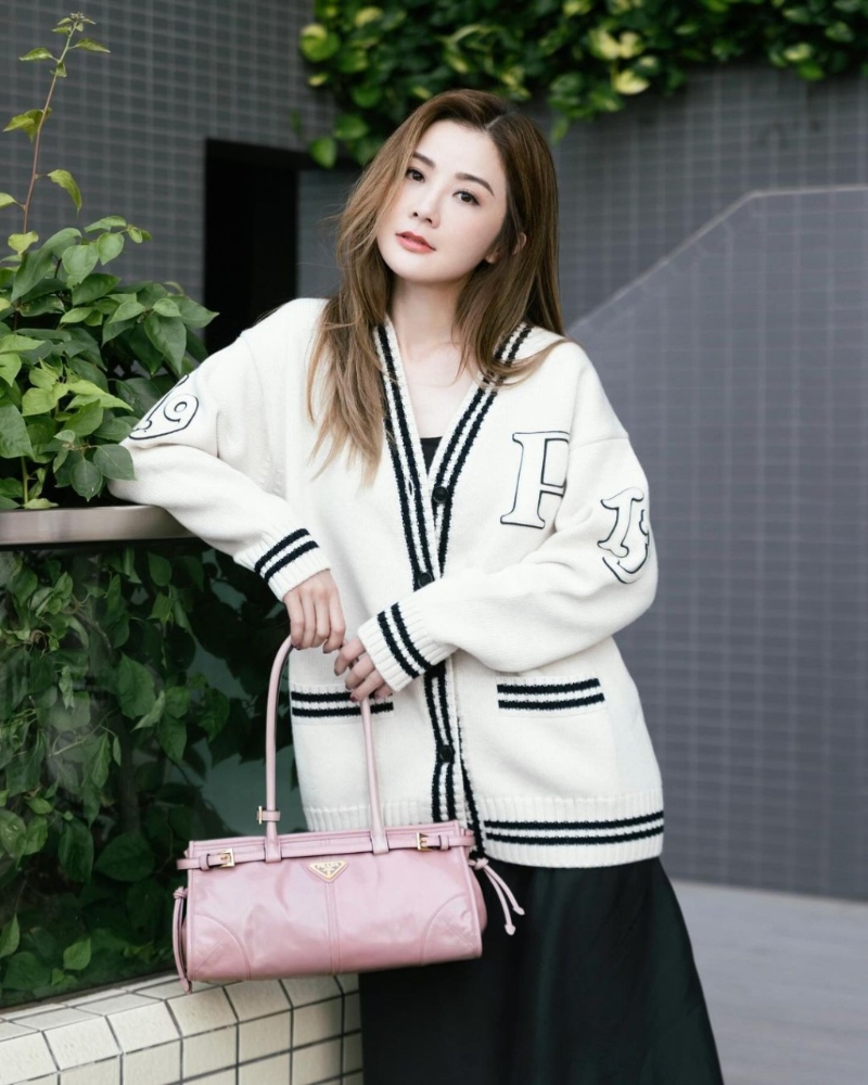 本地女星蔡卓妍手中的是Prada皮腰帶綴飾粉紅色手袋，散發女性魅力。 （圖： IG@choisaaaa）