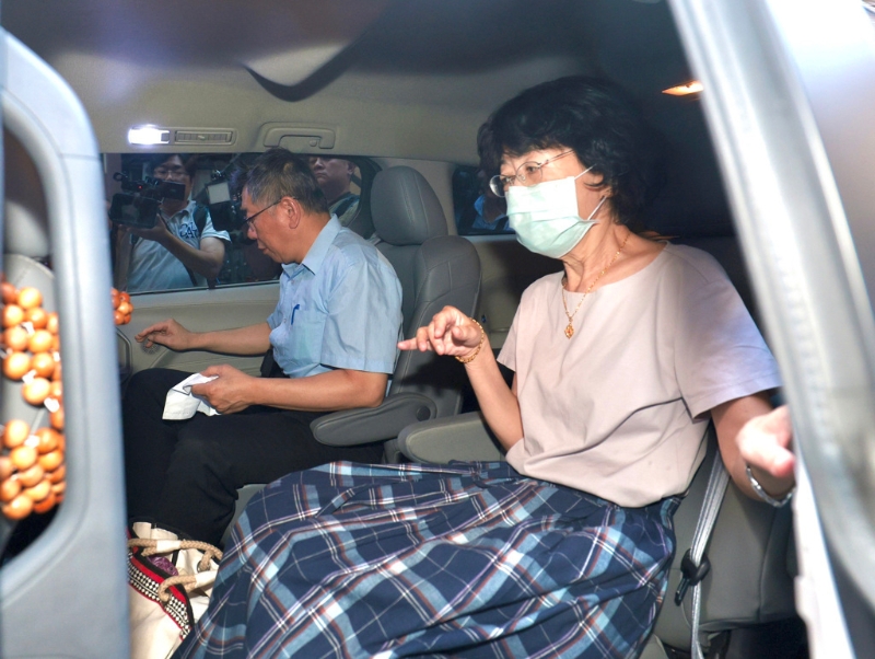 民眾黨主席柯文哲日前和夫人陳佩琪一起出門。