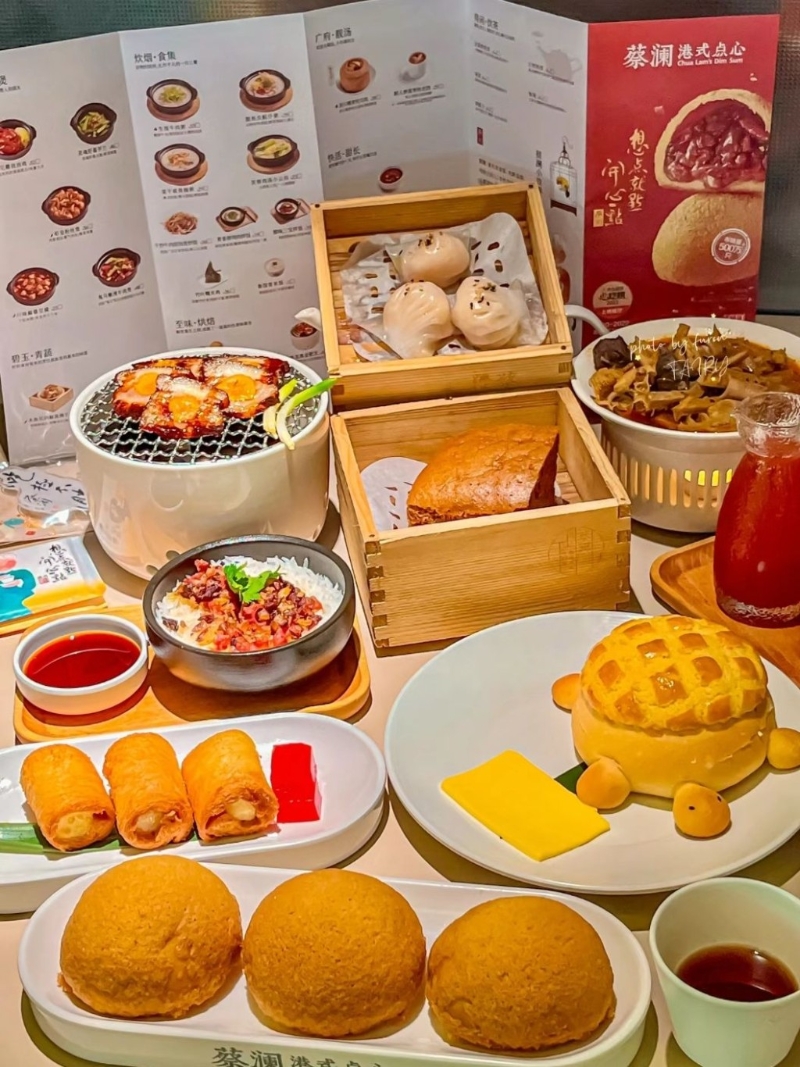 蔡瀾港式點心由美食家蔡瀾于2017年創立，在內地有多間分店，主打港式口味點心，在傳承古法點心的基礎上大膽創新。