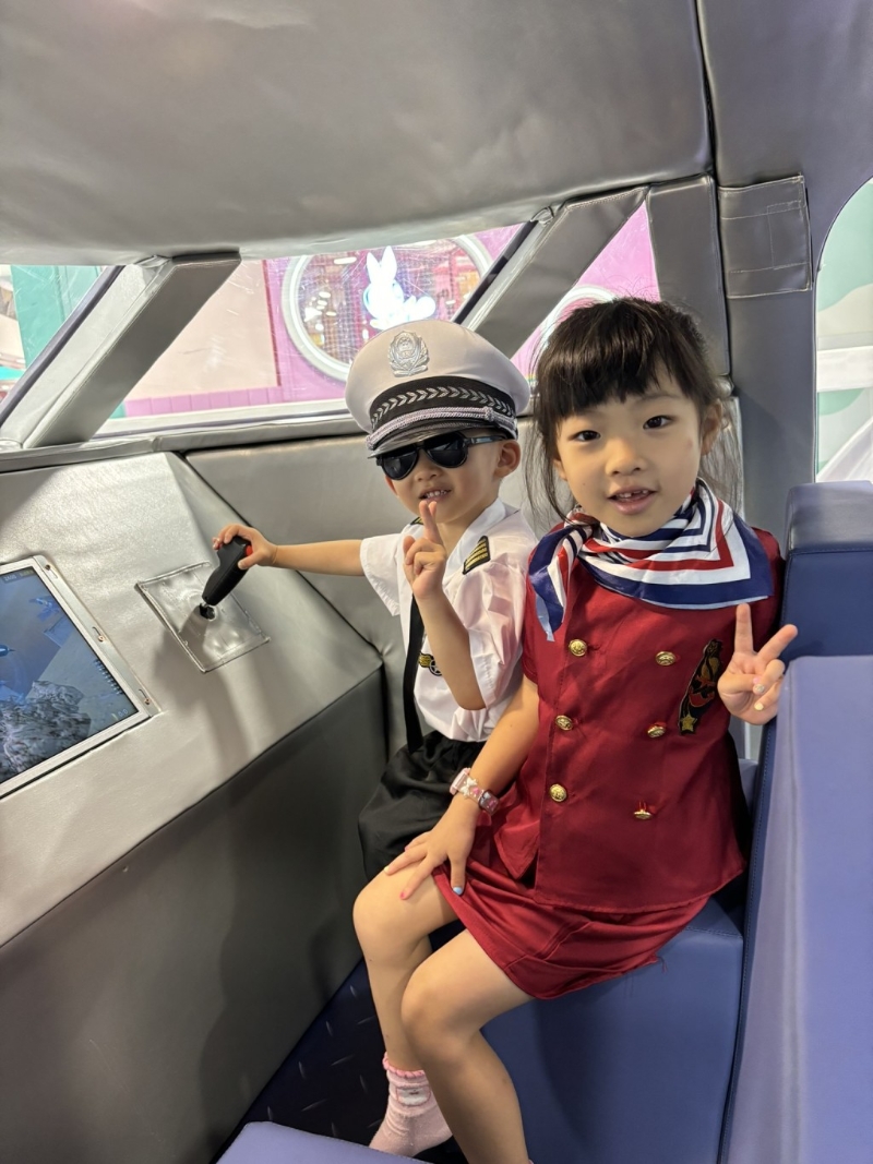 在playhouse扮演飛機師和空中小姐 在playhouse扮演飛機師和空中小姐