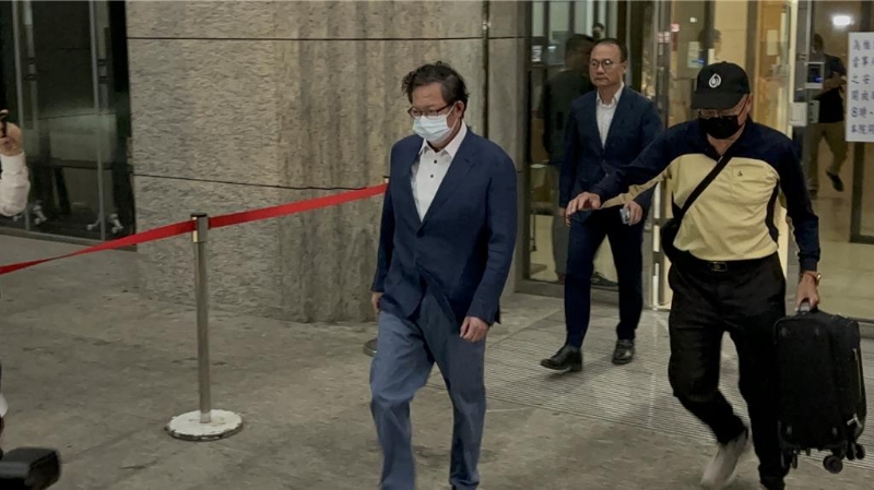 鄭文燦同律師于5時2分踏出地院門口，鄭文燦身穿襯衫、戴著口罩，肉眼可見鄭身型消瘦不少、臉頰也不再豐腴