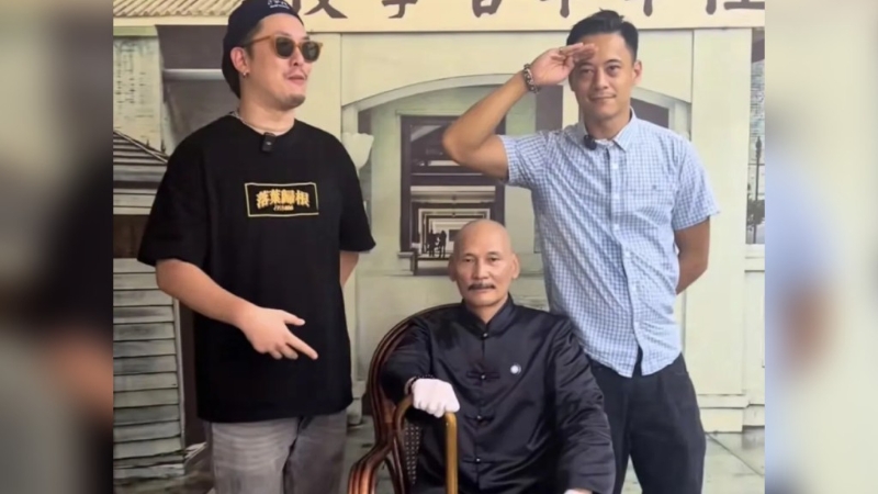 蔣介石曾孫蔣友青（右）回浙江“認祖歸宗”，與蔣介石扮演者合照。