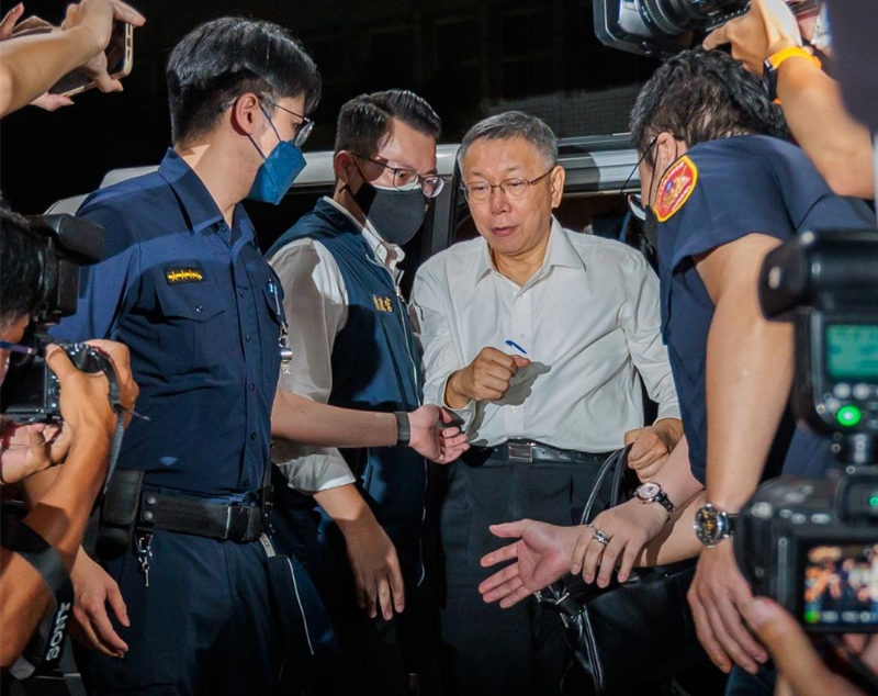 民眾黨主席柯文哲今（31）日凌晨移送北檢復訊，主張拒絕夜間偵訊，檢察官當庭逮捕。