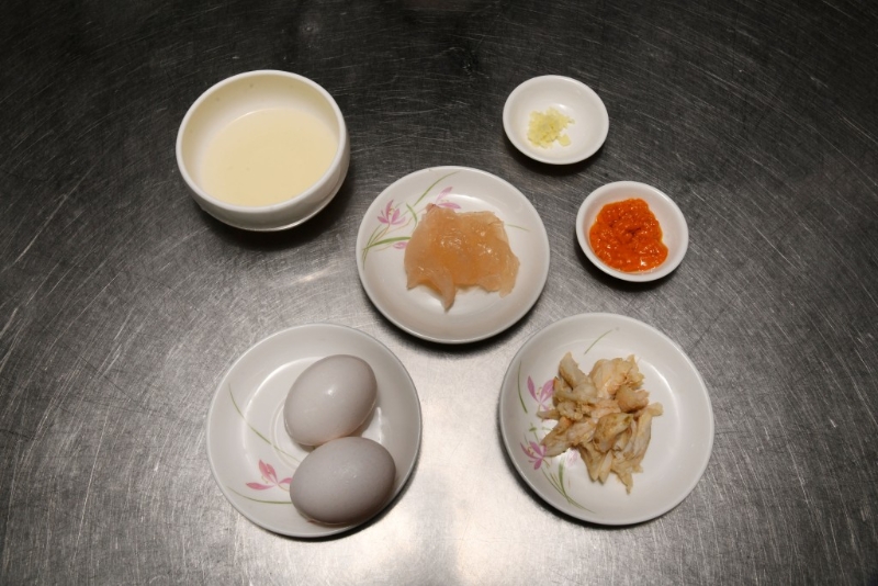 主材料包括膏蟹、乳龍蝦及日本蛋。