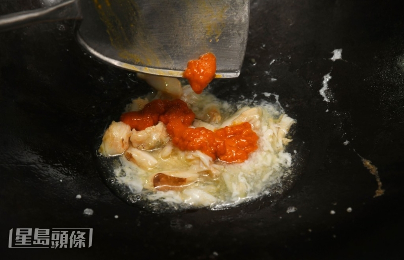 膏蟹折出肉和膏再以上湯煨煮至入味。