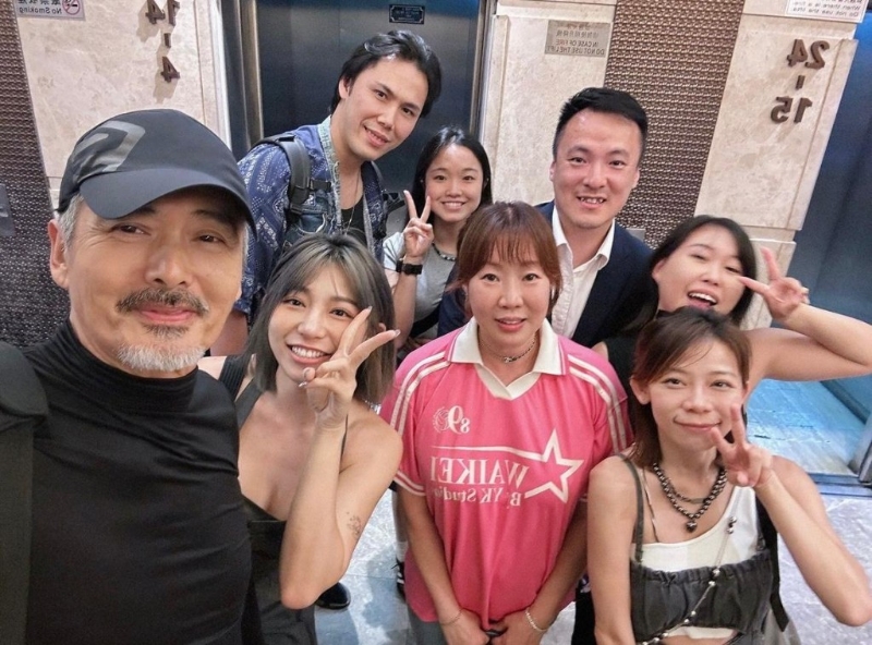 “君子手”讓網民紛紛大贊周潤發好有風度，不愧是偶像。