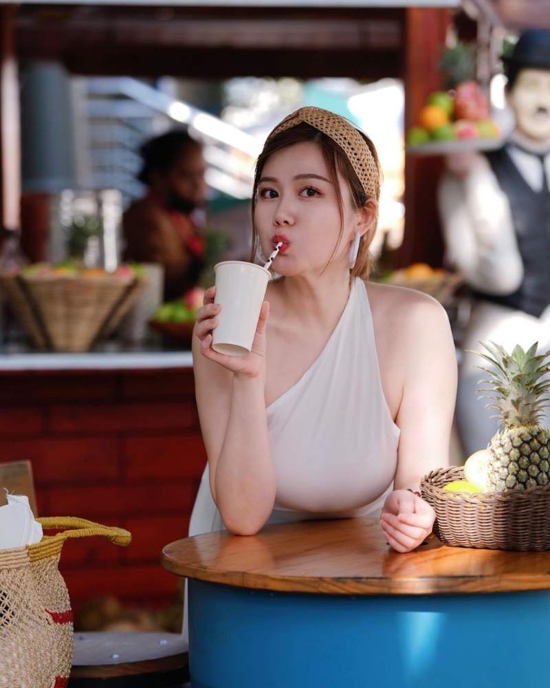 白云身穿一條單肩露膊露背的象牙色連身長裙，擺出不同誘人姿勢影相，大展白滑美背，傲人的導彈胸敵不過地心吸力下墜將貼近臺面。