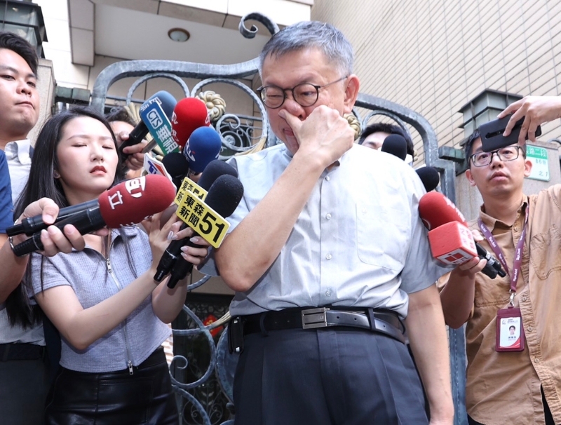 民眾黨主席柯文哲（見圖）因涉入京華城案遭聲押，臺北地方法院裁定無保請回，3日一早出門受訪，再度強調自己坦蕩蕩，呼吁檢調不要成為民進黨的機器。中時數據照