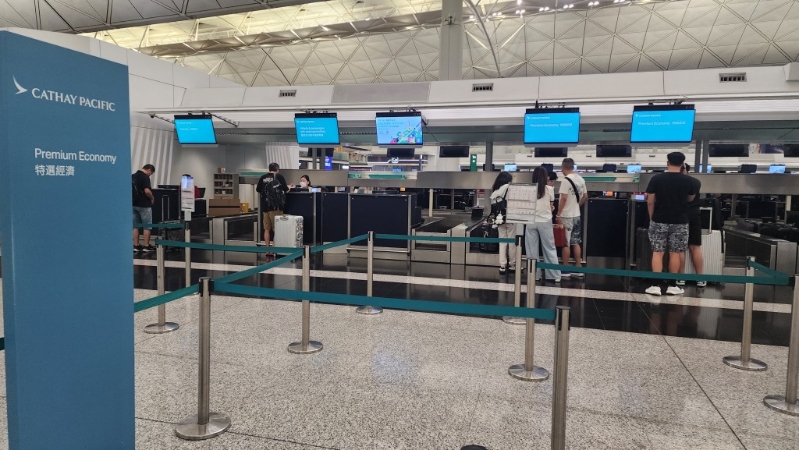 國泰公布部分航機停飛，取消周一至周三共48班航班，昨日(2日)未見未見大批旅客排隊及鼓課。