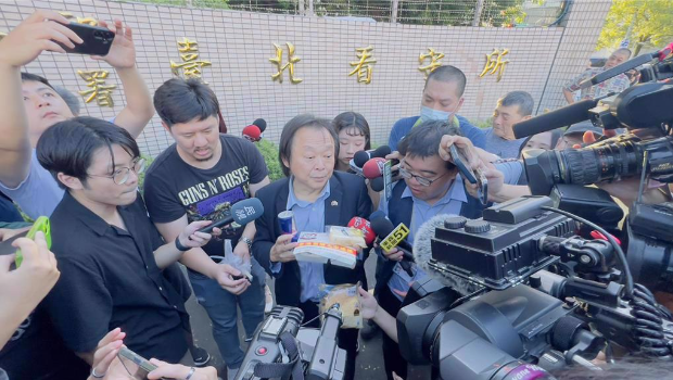 王世堅送雞鴨飯、起酥蛋糕給柯文