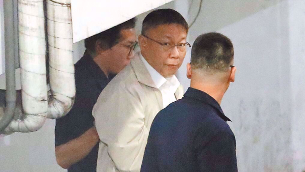 柯戴手銬在法警戒護下走向囚車