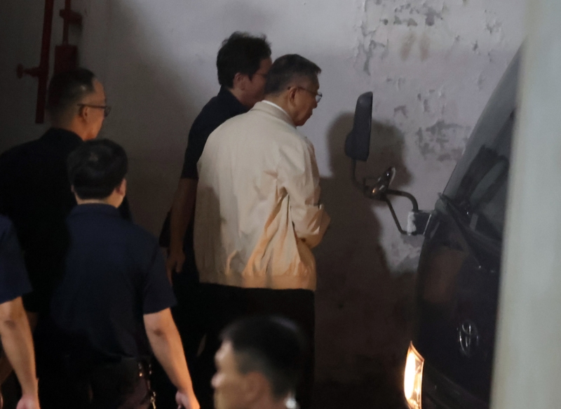 圖為5日晚間柯文哲（白衣者）被裁定羈押后，在法警陪同下走上囚車。中時資料照