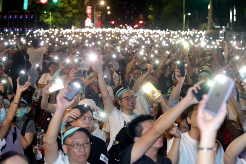 民眾黨主席柯文哲因京華城容積率弊案遭到羈押，民眾黨中央發起聲援行動，展開全臺宣講，8日首站在“立法院”群賢樓前登場，大批支持者擠滿濟南路，小草們活動結束前舉起手機燈海一同唱歌。
