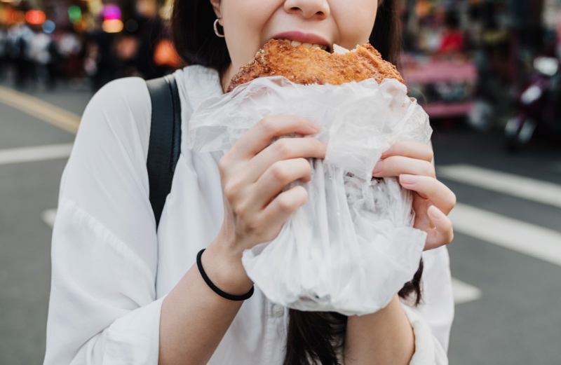 荷蘭實況主“Siv HD”觀察到一半的臺灣人都張嘴吃東西，直呼很惡心。