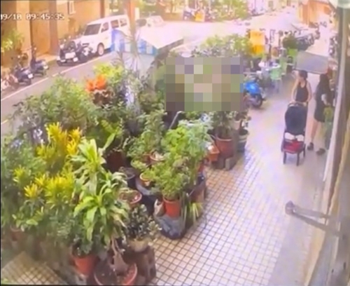 陳男意外墜樓，差點砸到人行道上的路人跟嬰兒車。