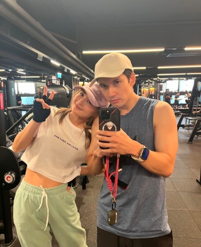 阿Sa在社交網貼出與關智斌置身健身室的短片