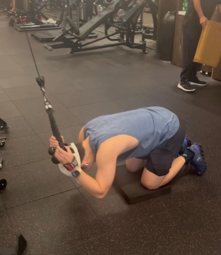 關智斌在做腹部鋼索下壓。