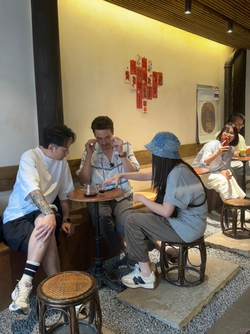 名女工作人員把手機拿給陳豪看時，陳豪立即要戴上金絲眼鏡。