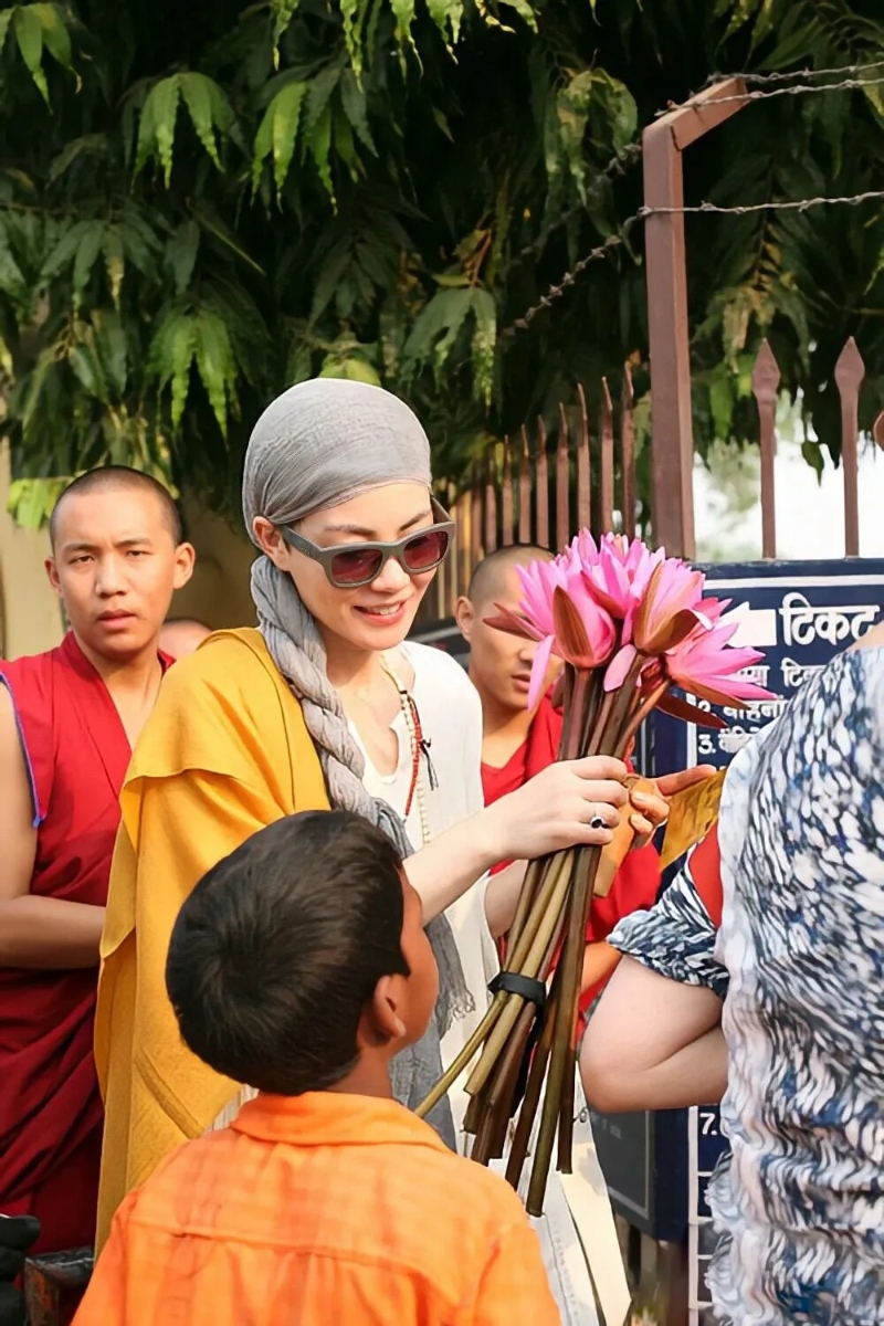 王菲穿上法衣到印度朝圣，參加佛教活動。