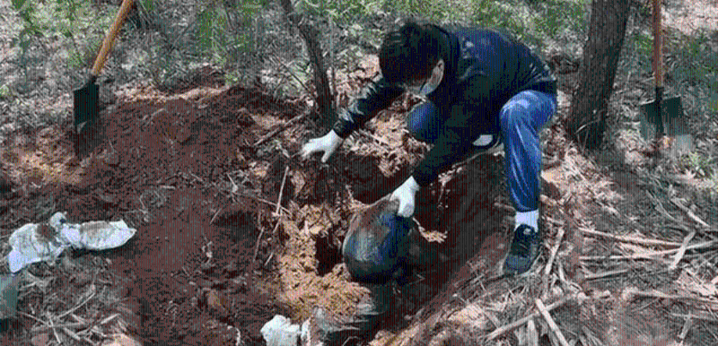 警方調查民工發現的發臭膠袋，發現內藏女性尸塊。