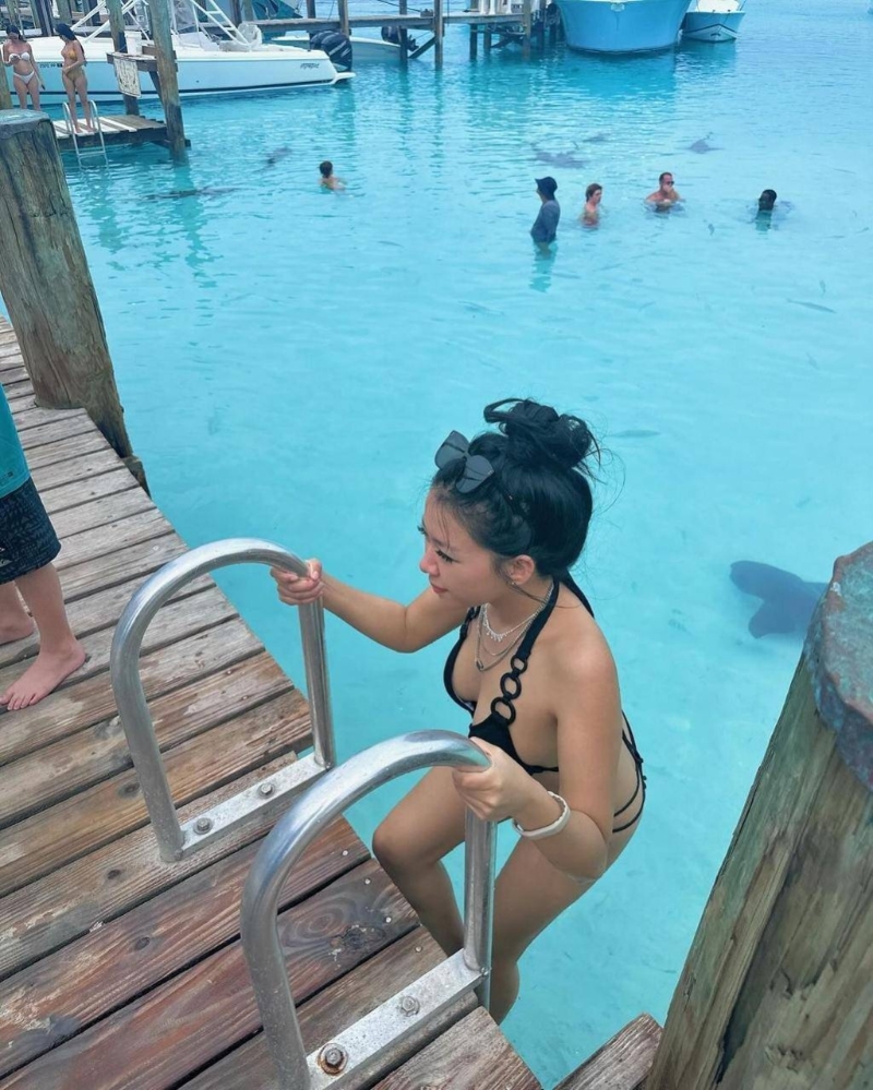 梁嘉瑩一件黑色比堅尼泳衣盡展誘惑身材。