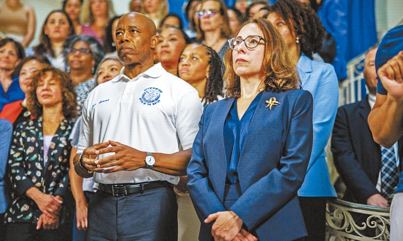 亞當斯首席法律顧問辭職