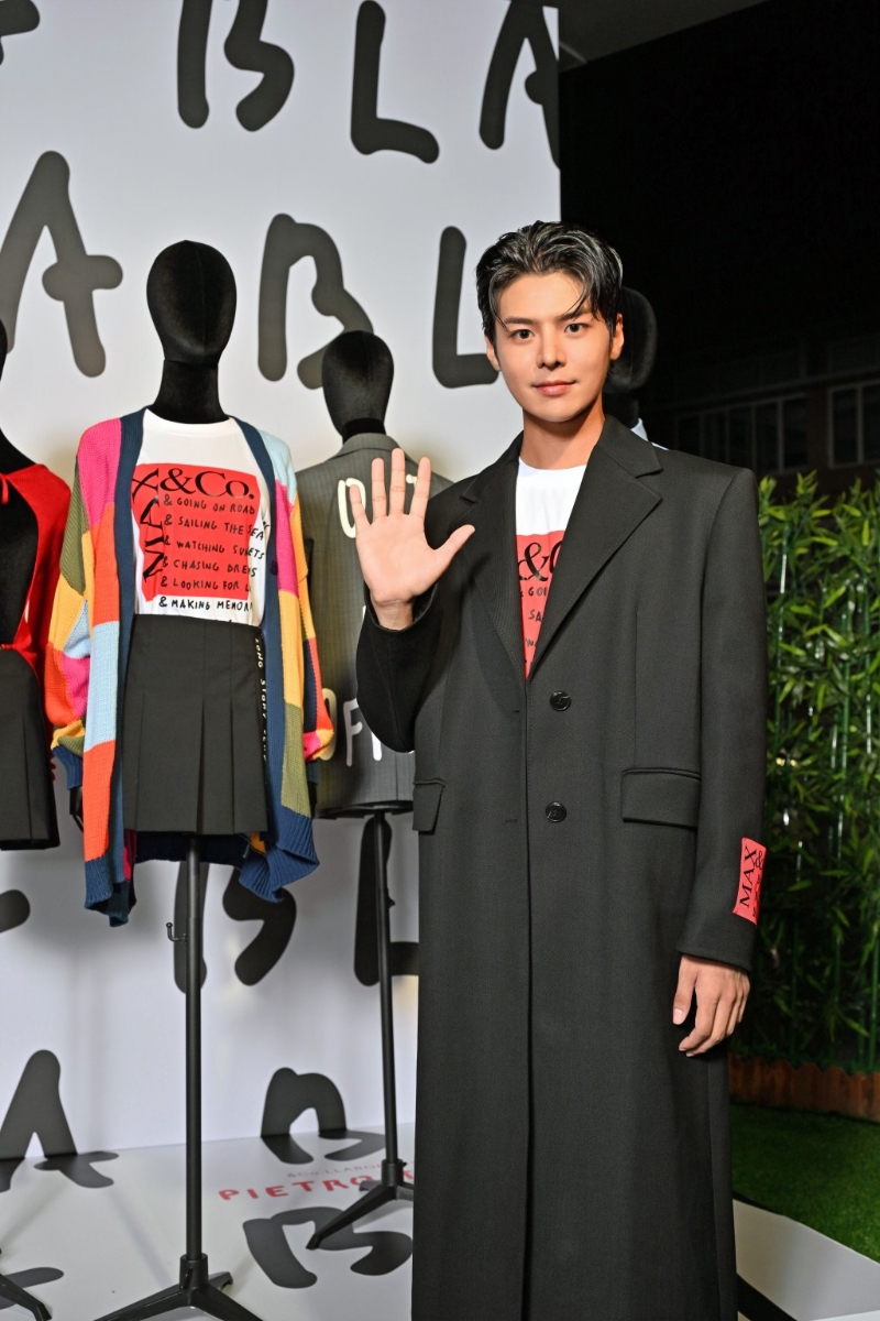 韓國男星厲云身穿品牌與意大利藝術家Pietro Terzini合推的BLABLABLA系列黑色長褸配T恤。