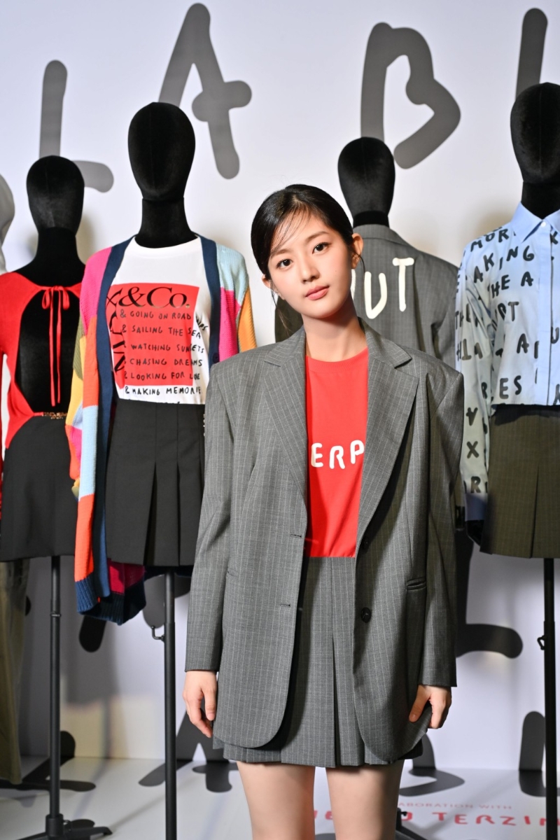首次來港出席活動的申銀秀，穿上背后印有“離開辦公室”字樣的BLABLABL A系列西裝外套及短裙。