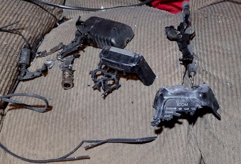 黎巴嫩多地18日發生手持式對講機爆炸案，裝置炸得支離破碎。