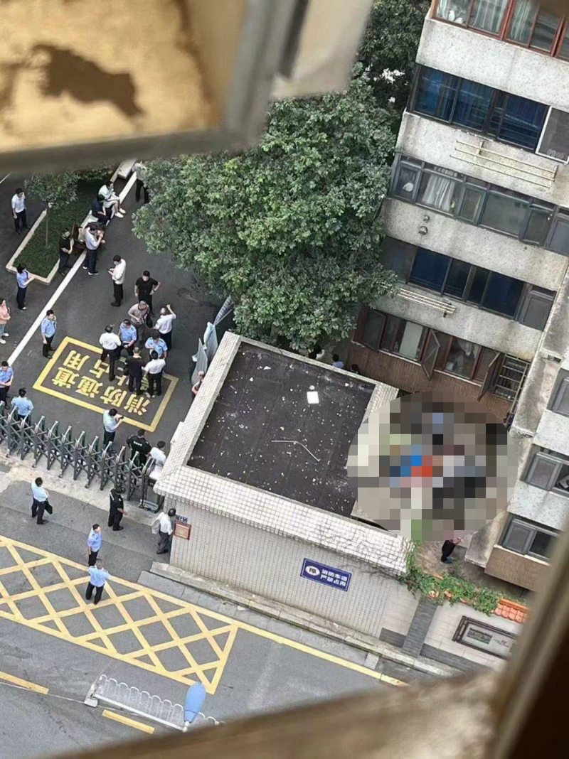 網傳事發現場照片，三名死者伏尸在大廈外。