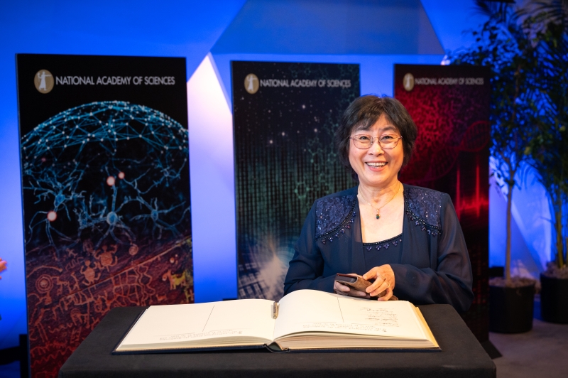 在美國國家科學院院士頒授儀式上簽名。