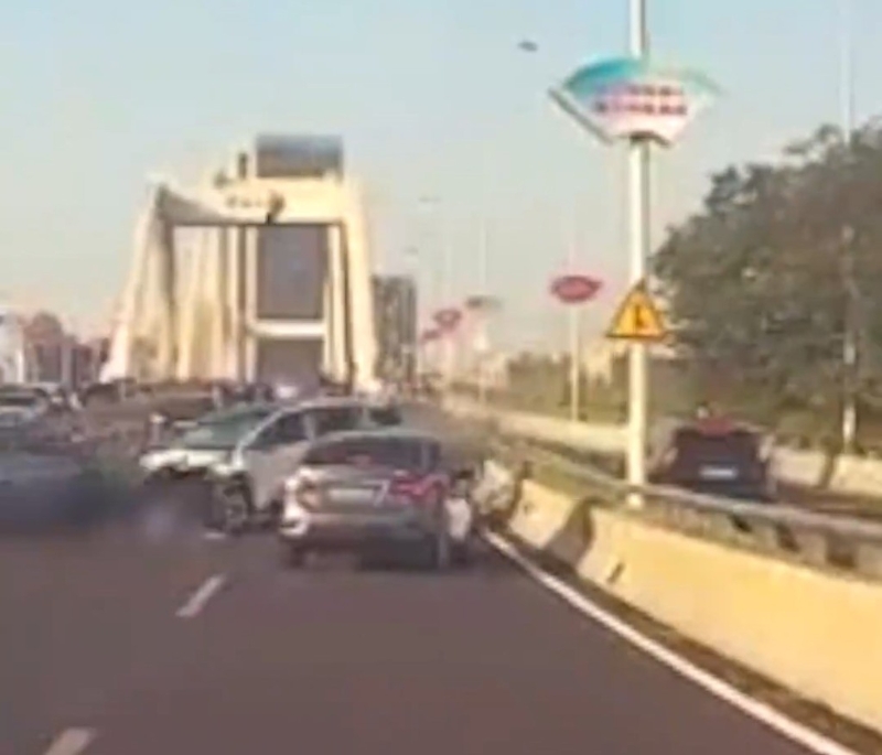 白色私家撞倒其他車輛。