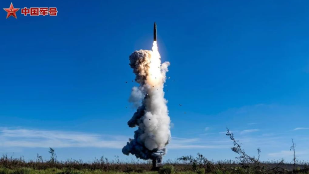 微信公眾號“中國軍號”今天（26日）發布4張洲際彈道導彈發射照片