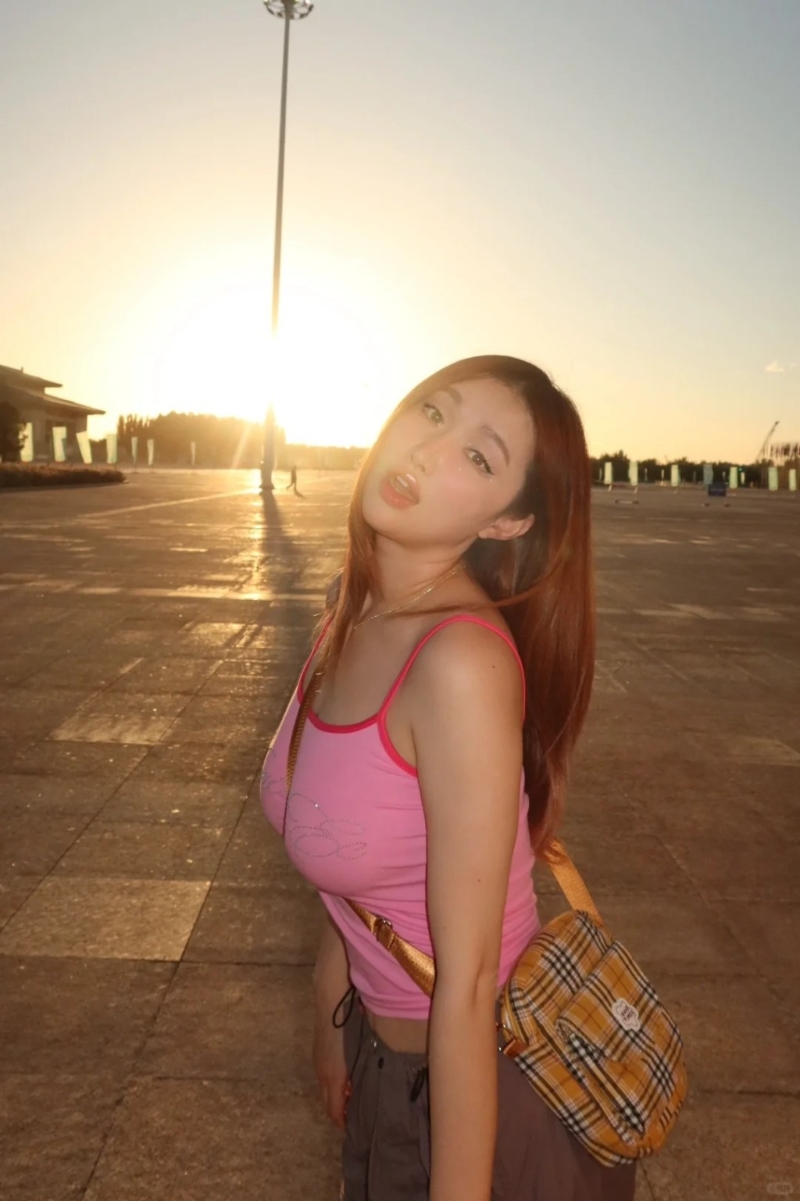 王冰冰更不停貼出側身拍攝的照片，視覺效果更強烈。