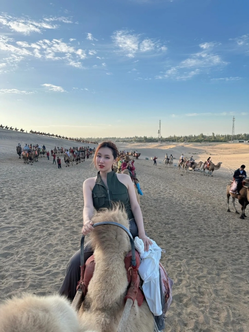 王冰冰還去騎了駱駝，坐在駱駝雙峰之間于沙漠中游走。