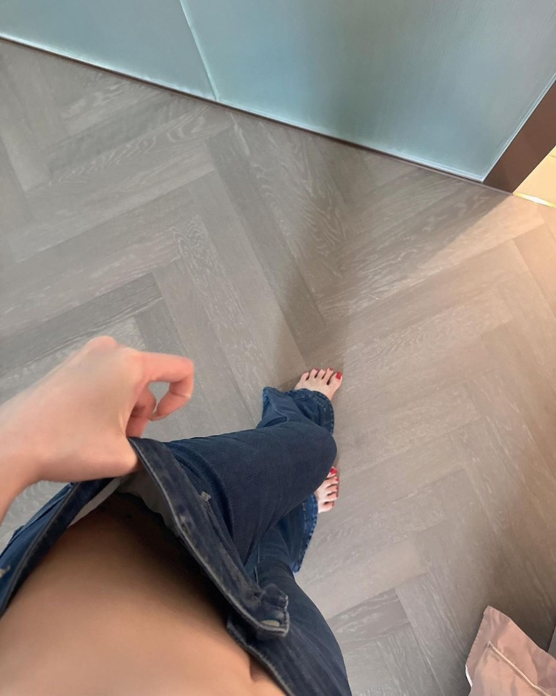 在另一張照片中，Cammi 為了展示自己打消脂針的威力，疑似半裸上陣，更將牛仔褲的褲頭拉開并從上往下拍，邪惡視角下疑似沒穿內褲，完全不怕私密部位曝光，大尺度令人嘩然。