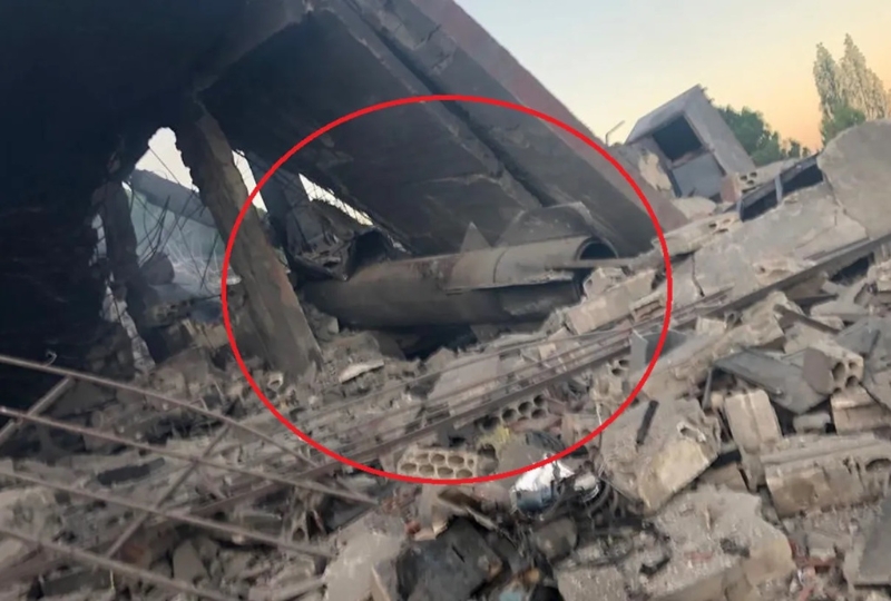 色列轟炸黎巴嫩境內的可疑據點，在被炸塌的廢墟裡發現伊朗制的短程彈道導彈