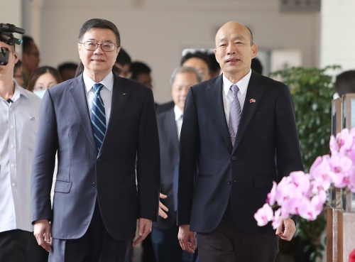 卓榮泰（左）上個會期開議前，拜會”韓國瑜（右）。