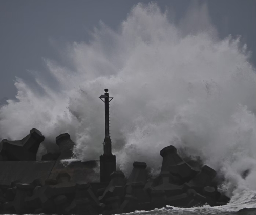 預料臺風山陀兒將由南向北橫掃臺灣，臺南、高雄等停班停課。 示意圖。 中時