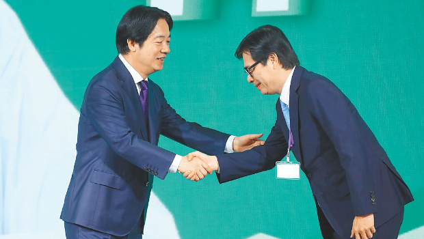 賴清德（左）與英系高雄市長陳其邁（右）握手