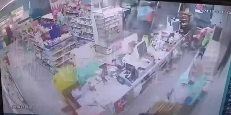 某間超商店員本想撐住玻璃門，卻連門一同被強風吹飛。（圖／翻攝自臉書「爆料公社」）