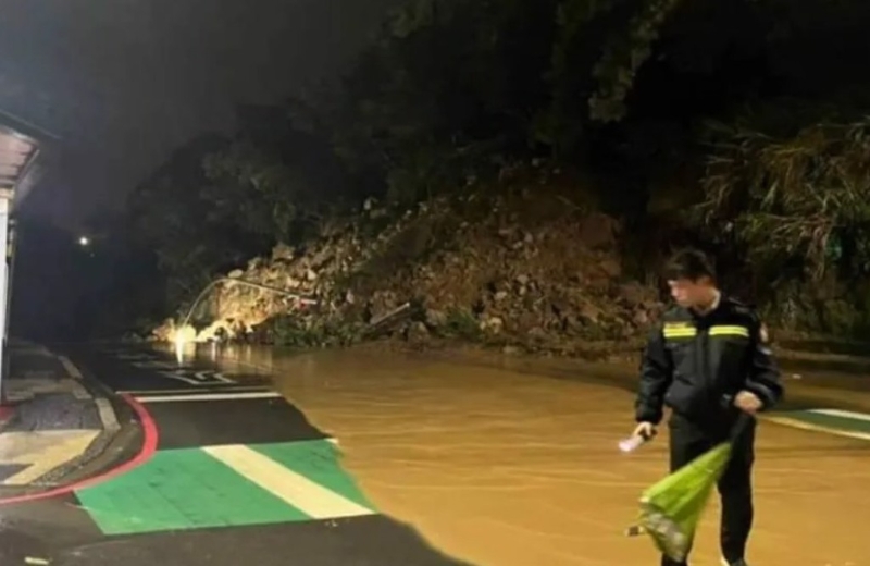 基隆新豐街海中天社區旁大規模走山，多輛汽機車遭埋。(翻攝基隆人臉書社團)
