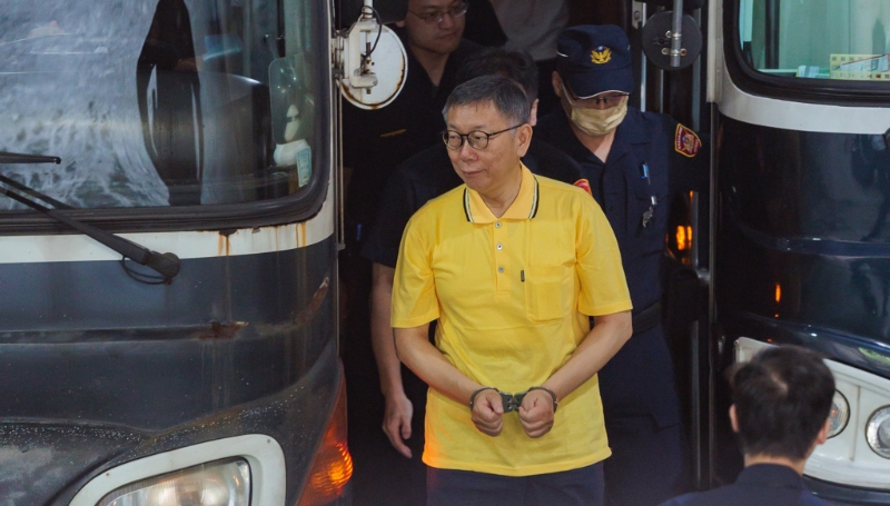 民眾黨主席柯文哲遭羈押禁見，發色也成為討論的焦點。