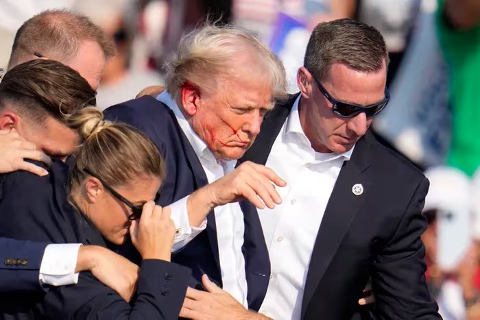 特朗普在槍擊案當日，右耳受傷流血。 美聯社.jpeg