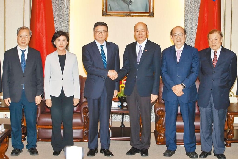 原訂4日由“立法院長”韓國瑜作東的朝野和解飯，因臺風擾局決延期。圖為“行政院長”卓榮泰（左三）拜會韓國瑜（右三）。